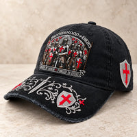 Casquette de la Fraternité Templière noire brodée de chevaliers et croix rouges, vue trois-quarts