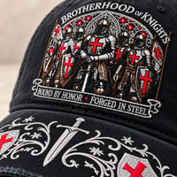 Détail des broderies de la Casquette de la Fraternité Templière avec chevaliers, épée et croix rouges