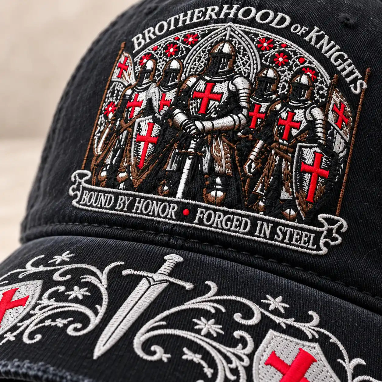 Détail des broderies de la Casquette de la Fraternité Templière avec chevaliers, épée et croix rouges
