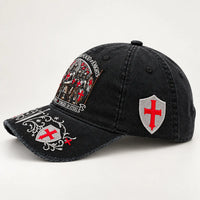 Vue latérale de la Casquette de la Fraternité Templière avec écusson brodé à croix rouge