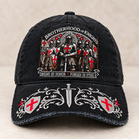 Casquette de la Fraternité Templière vue de face avec chevaliers et croix rouges brodés