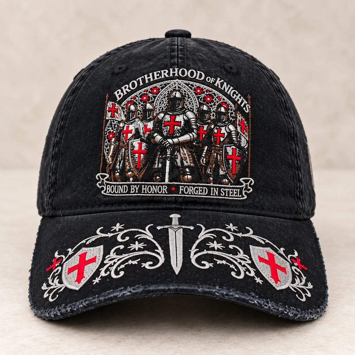 Casquette de la Fraternité Templière vue de face avec chevaliers et croix rouges brodés