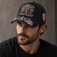 Homme portant la Casquette de la Fraternité Templière noire brodée