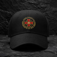 Casquette Non Nobis noire en polyester et coton avec emblème templier rouge et doré sur pierre sombre.