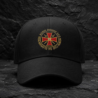 Casquette Non Nobis noire en polyester et coton avec emblème templier rouge et doré sur pierre sombre.