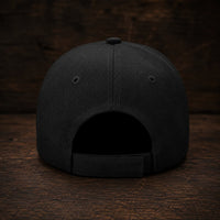 Vue arrière de la Casquette Non Nobis noire en polyester et coton avec fermeture réglable.