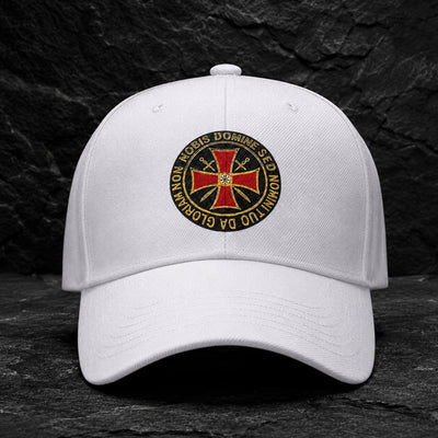 Variante blanche de la Casquette Non Nobis en polyester et coton avec emblème templier sur pierre sombre.