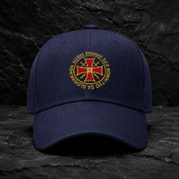 Variante bleu marine de la Casquette Non Nobis en polyester et coton avec emblème templier sur pierre sombre.