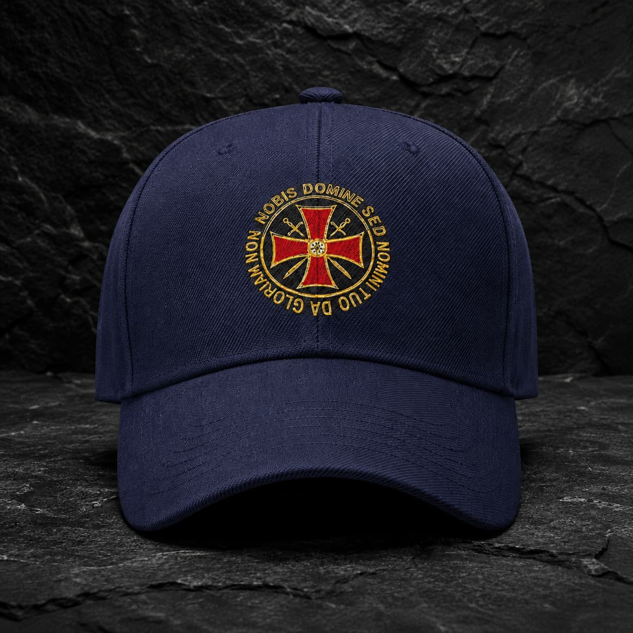 Variante bleu marine de la Casquette Non Nobis en polyester et coton avec emblème templier sur pierre sombre.