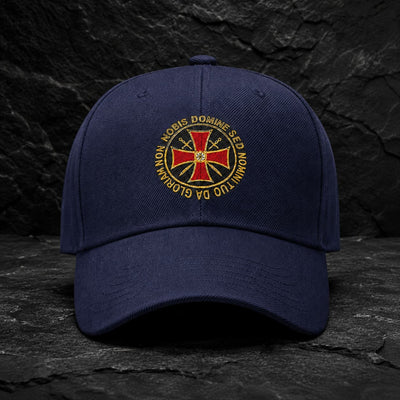 Variante bleu marine de la Casquette Non Nobis en polyester et coton avec emblème templier sur pierre sombre.