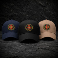 Casquette Non Nobis en polyester et coton présentée en variantes noir, bleu marine et kaki sur fond sombre.