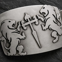 Gros plan de la boucle de la Ceinture Cœur de Lion en alliage de zinc avec deux lions affrontés et une épée centrale.