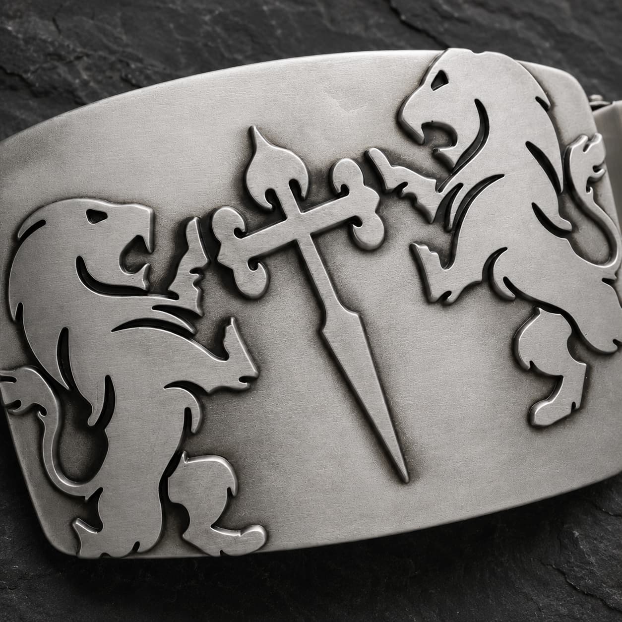 Gros plan de la boucle de la Ceinture Cœur de Lion en alliage de zinc avec deux lions affrontés et une épée centrale.