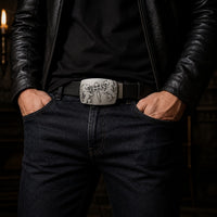 Ceinture Cœur de Lion en cuir noir avec boucle médiévale argentée portée par un homme en tenue sombre