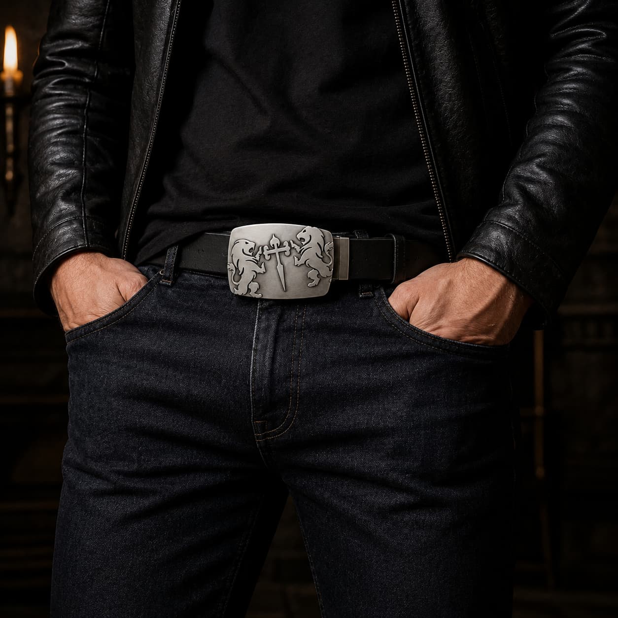 Ceinture Cœur de Lion en cuir noir avec boucle médiévale argentée portée par un homme en tenue sombre