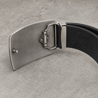 Vue arrière de la Ceinture Cœur de Lion en cuir noir avec système d’attache de la boucle en alliage de zinc.