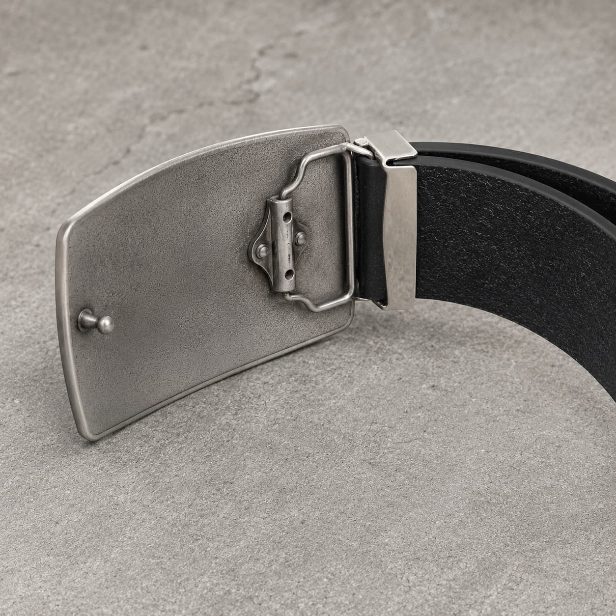 Vue arrière de la Ceinture Cœur de Lion en cuir noir avec système d’attache de la boucle en alliage de zinc.