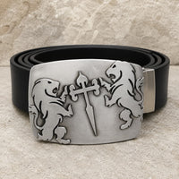 Ceinture Cœur de Lion en cuir noir avec boucle argentée en alliage de zinc ornée de deux lions et d’une épée sur fond pierre claire.
