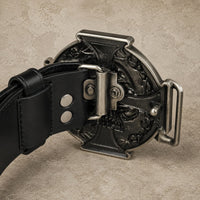 Vue arrière de la Ceinture Crâne Templier en cuir noir avec système d’attache de la boucle en alliage métallique.