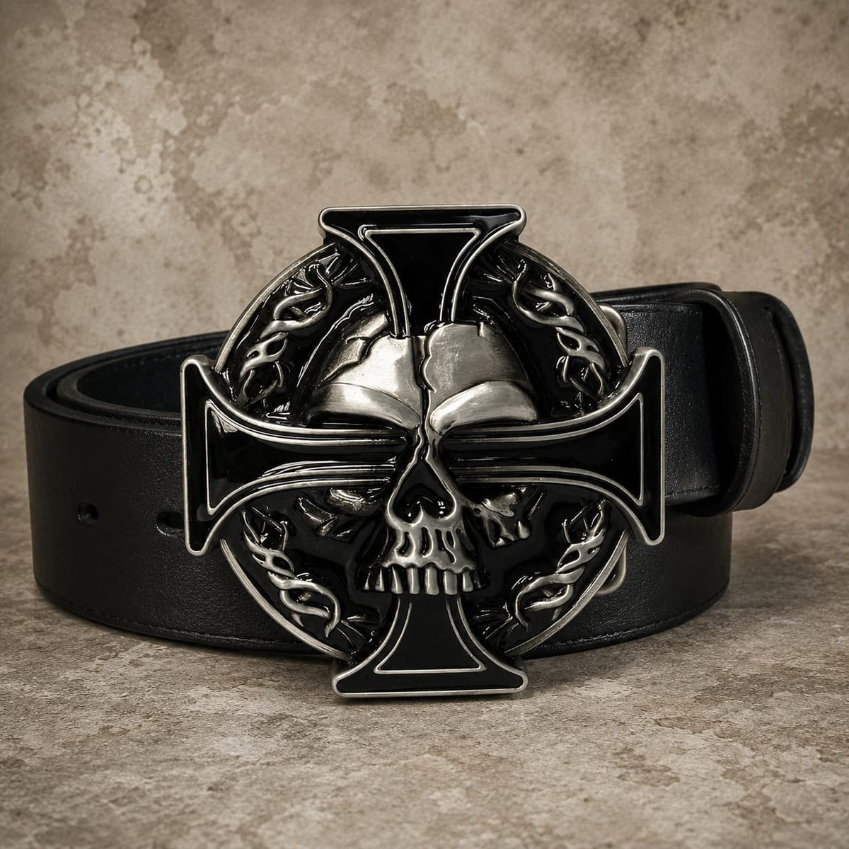 Ceinture Crâne Templier en cuir noir avec boucle crâne et croix en alliage métallique sur pierre claire.