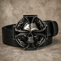 Ceinture Crâne Templier en cuir noir avec boucle crâne et croix en alliage métallique sur pierre claire.