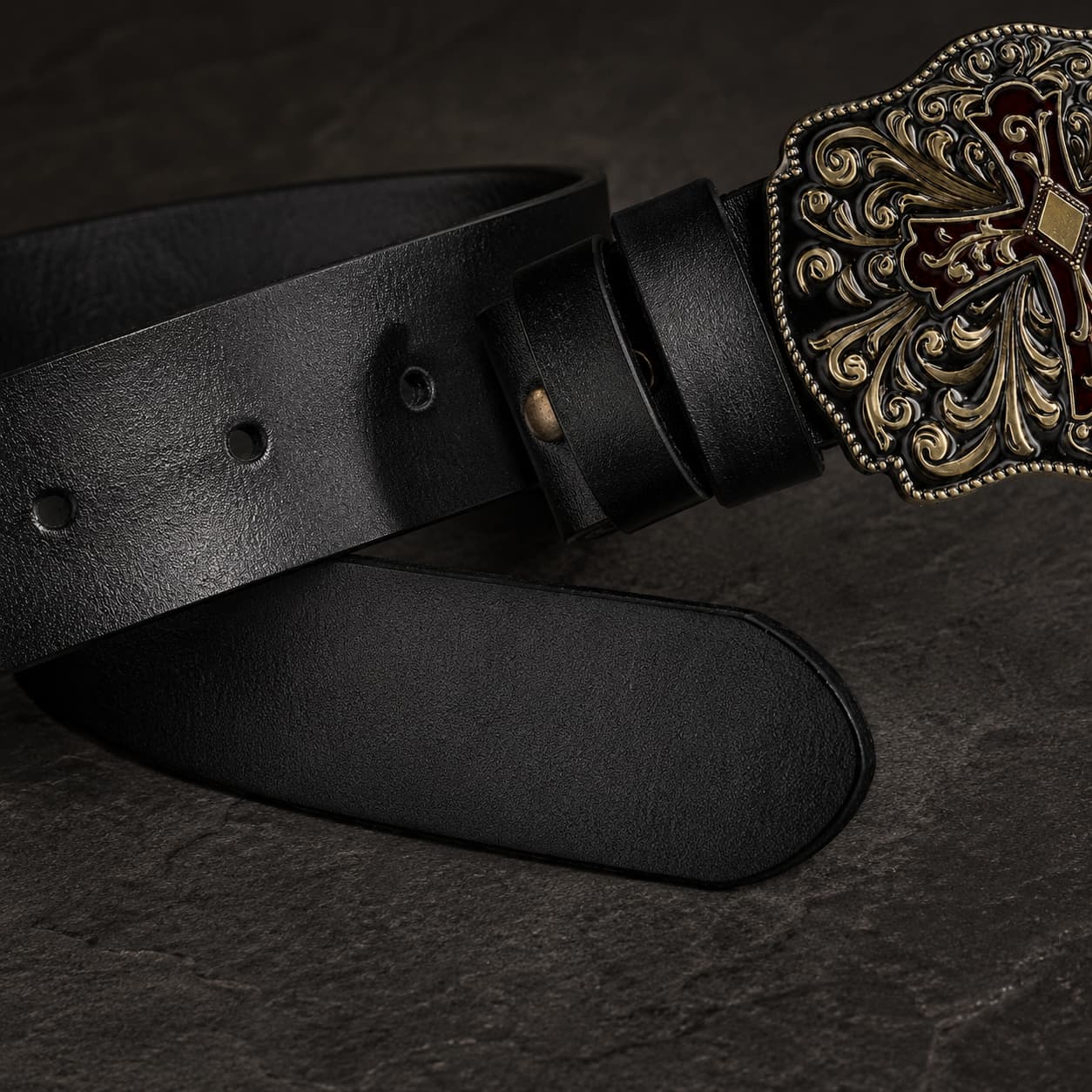 Détail de la Ceinture du Sacre en cuir noir avec trous, passant et finition du cuir.