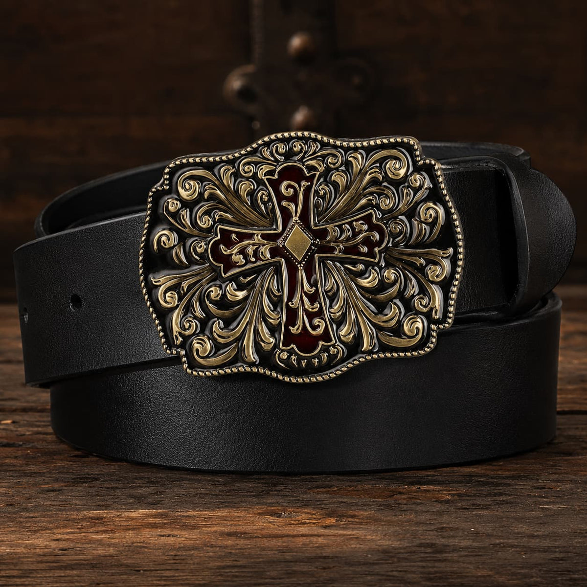 Ceinture du Sacre en cuir noir et alliage métallique avec boucle ornée sur bois ancien.