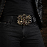 Ceinture du Sacre en cuir noir portée par un homme avec tenue sombre.
