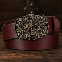 Variante marron de la Ceinture du Sacre en cuir avec boucle ornée sur bois ancien.