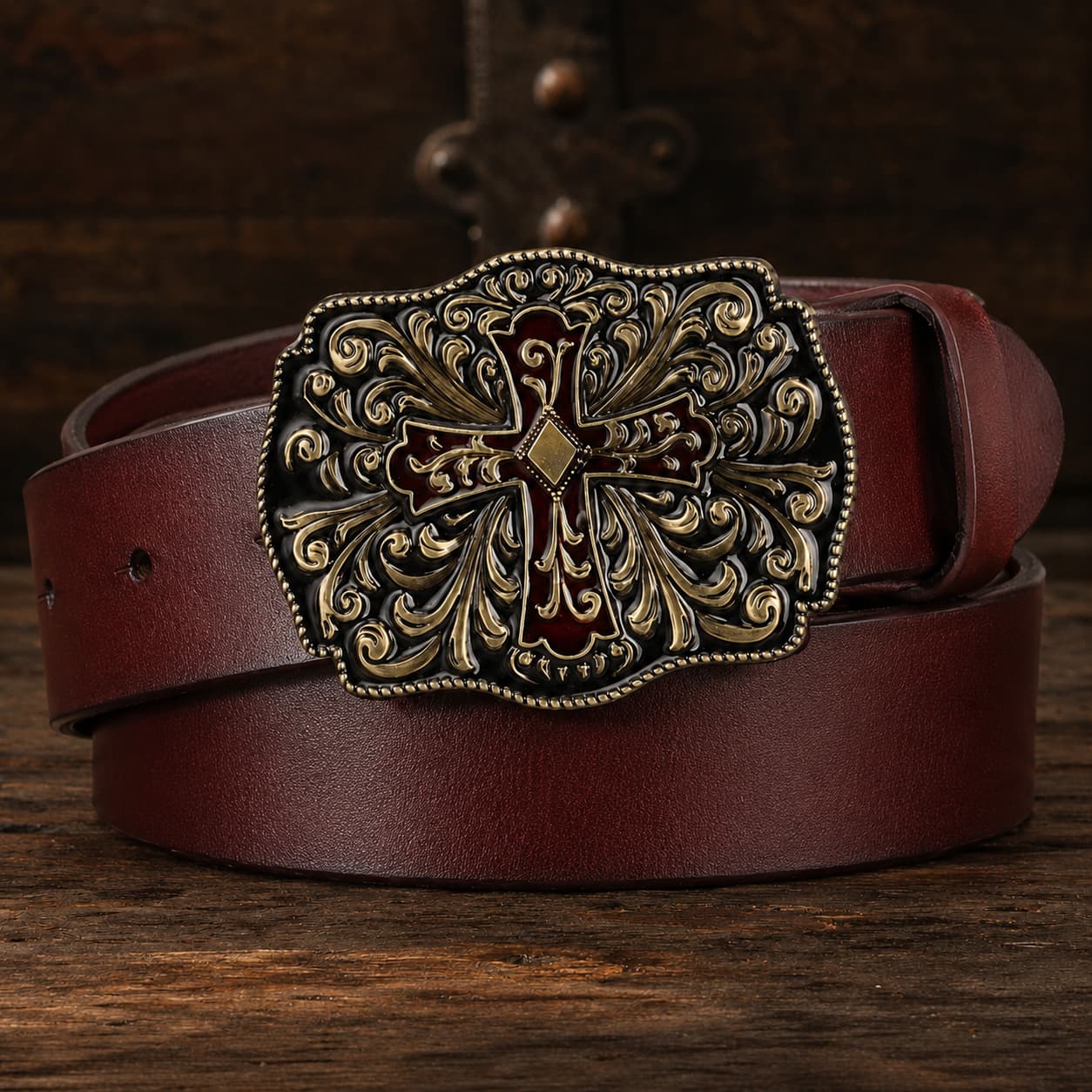 Variante marron de la Ceinture du Sacre en cuir avec boucle ornée sur bois ancien.