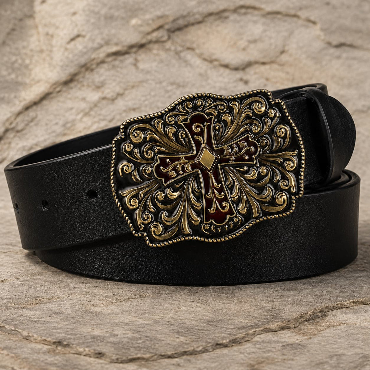 Ceinture du Sacre en cuir noir vue en angle avec boucle ornée sur pierre claire.