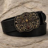 Ceinture du Sacre en cuir noir vue en angle avec boucle ornée sur pierre claire.