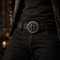 Ceinture du Siège en cuir et acier inoxydable portée par un homme avec veste en cuir noir dans une ambiance sombre.