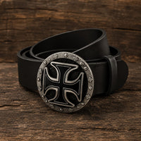 Ceinture du Siège en cuir noir vue de trois quarts sur bois ancien avec boucle templière en acier inoxydable.