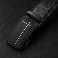 Gros plan de la boucle noire de la Ceinture de la Foi avec croix dorée et finition métallique.
