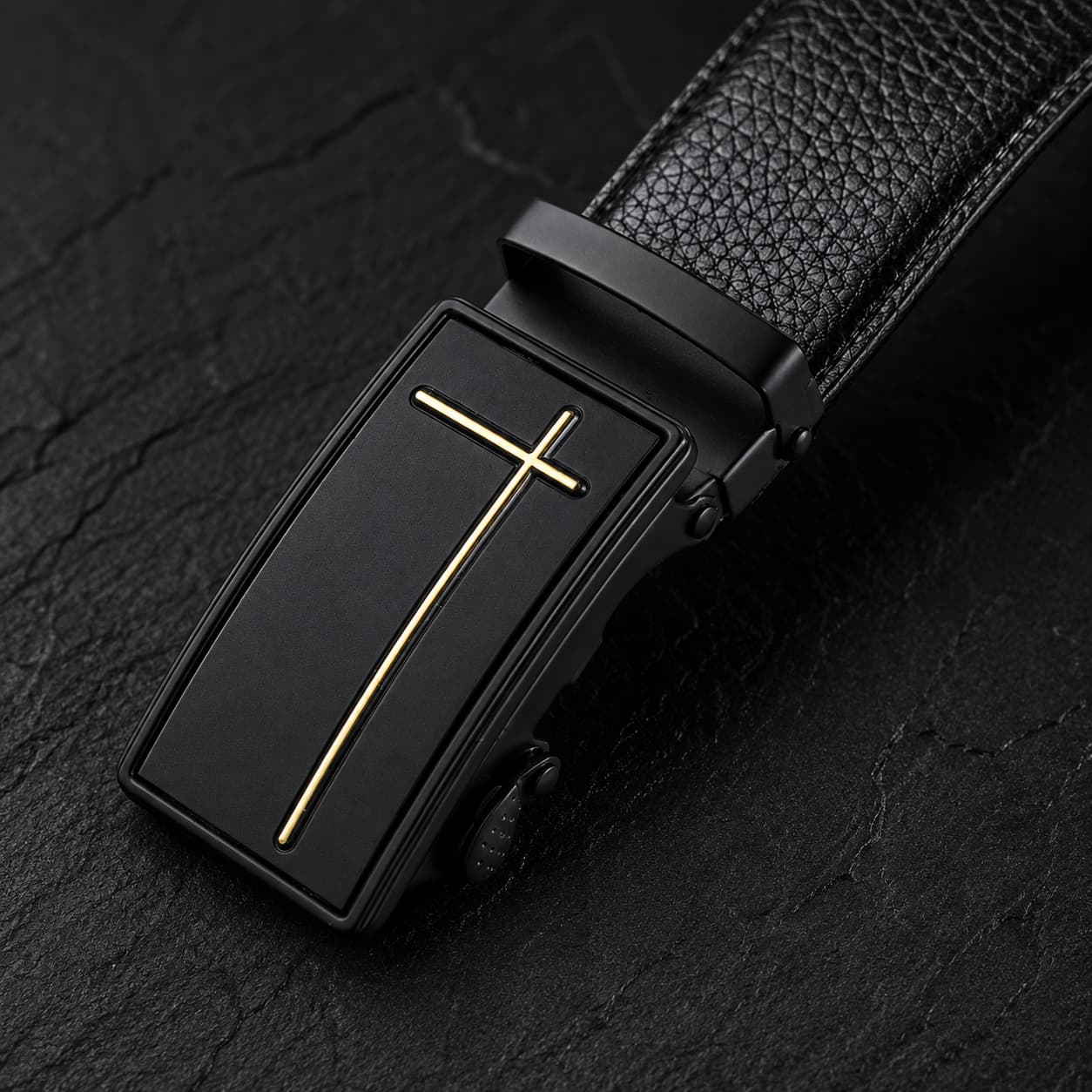 Gros plan de la boucle noire de la Ceinture de la Foi avec croix dorée et finition métallique.