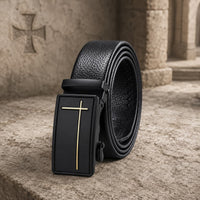 Ceinture de la Foi en cuir noir et alliage métallique avec boucle à croix dorée sur pierre médiévale claire.