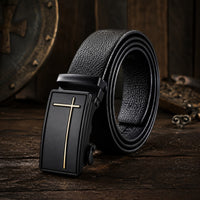 Ceinture de la Foi en cuir noir et alliage métallique vue en angle sur bois ancien sombre.
