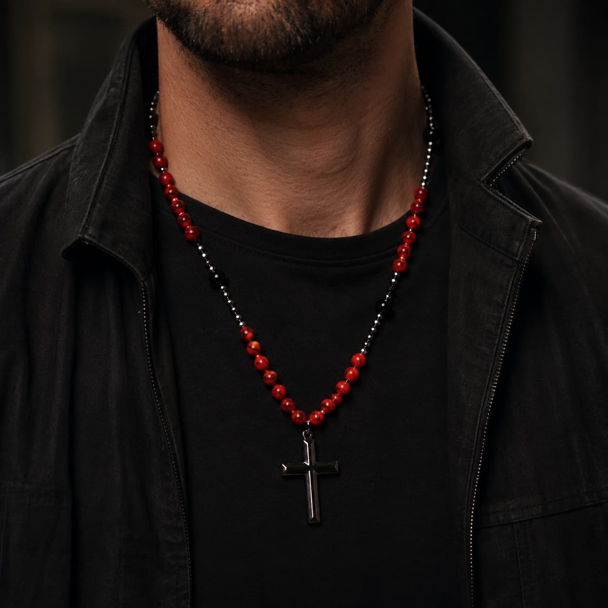 Homme portant le Chapelet de la Sacristie en alliage métallique et pierres synthétiques avec tenue noire et veste sombre.
