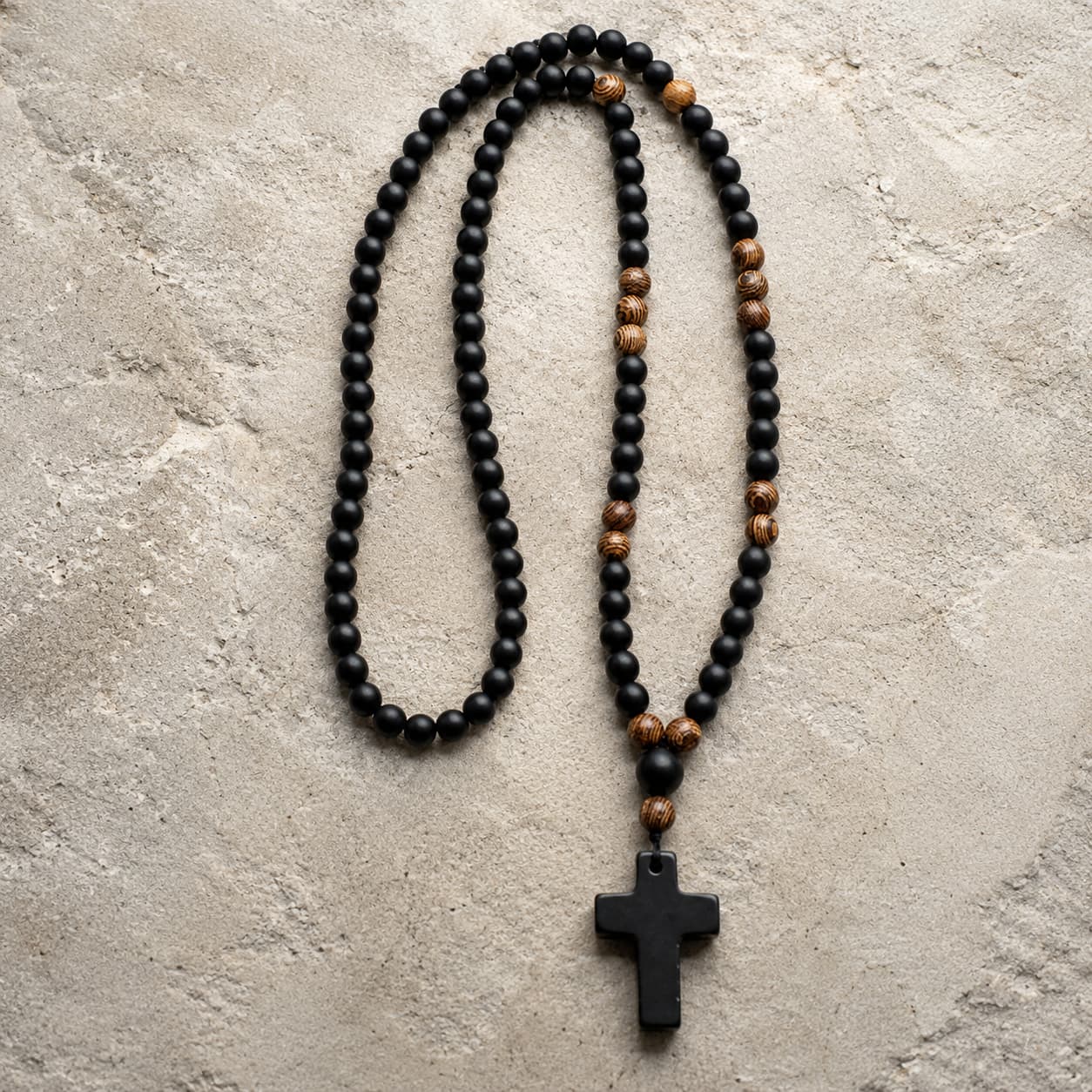 Chapelet du Moine en perles de pierre naturelle et bois avec croix noire sur pierre médiévale claire