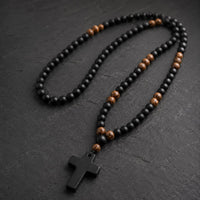 Vue angle du Chapelet du Moine en perles de pierre naturelle et bois sur fond anthracite texturé