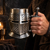 Main tenant une chope médiévale en forme de casque de chevalier croisé