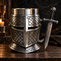 Chope médiévale en forme de casque de chevalier croisé sur fond sombre