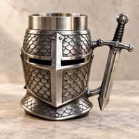 Chope casque de chevalier croisé vue de trois quarts sur fond clair