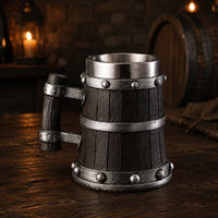 Chope de Bière du Temple en résine avec intérieur en acier inoxydable dans une ambiance de taverne médiévale avec bougie et tonneau en arrière-plan.