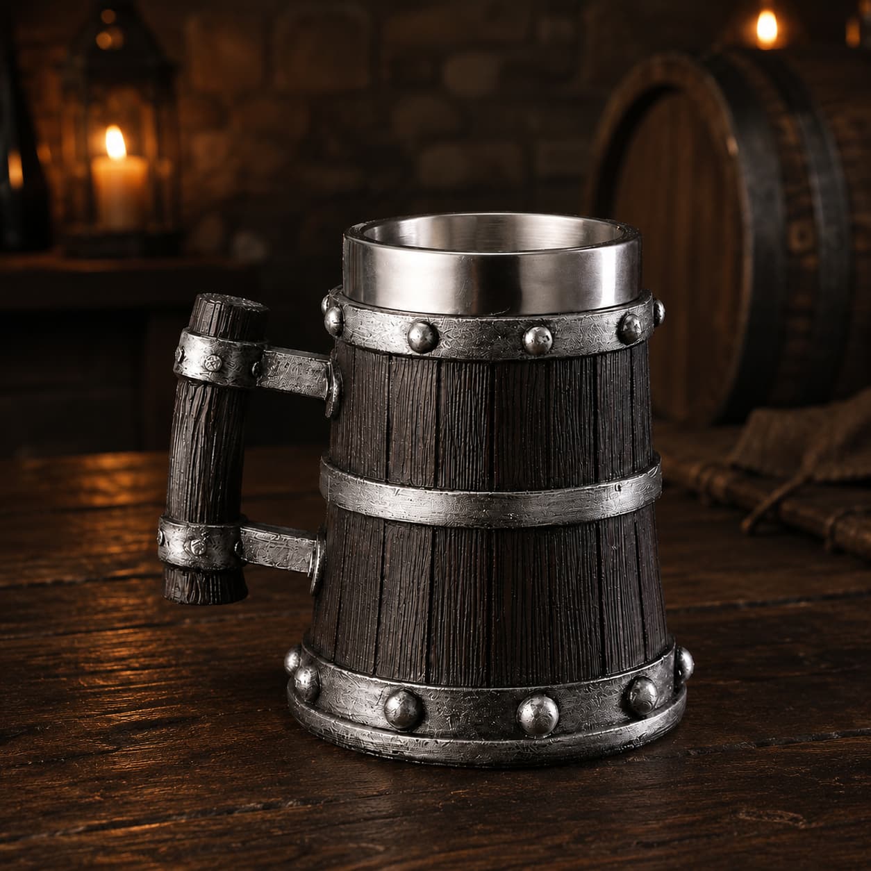 Chope de Bière du Temple en résine avec intérieur en acier inoxydable dans une ambiance de taverne médiévale avec bougie et tonneau en arrière-plan.