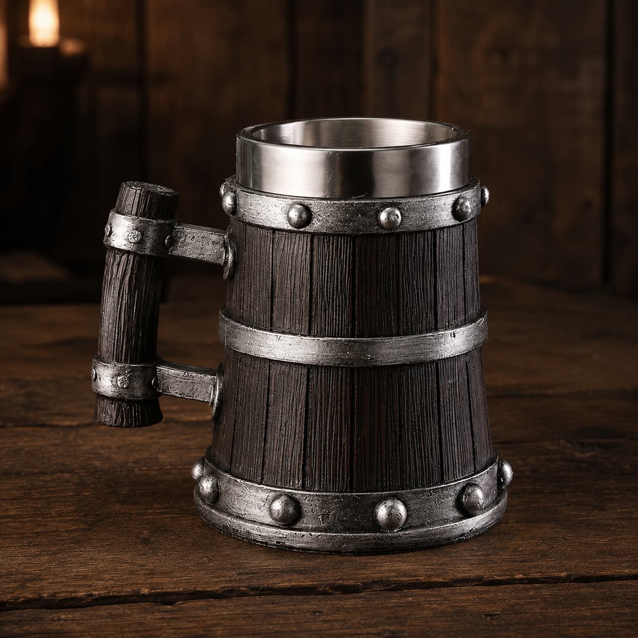 Chope de Bière du Temple en résine avec intérieur en acier inoxydable sur table en bois ancien sombre.