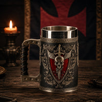 Chope de l'Épée Vaillante en résine avec intérieur en acier inoxydable dans une ambiance de taverne médiévale éclairée à la bougie.