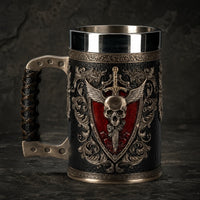 Chope de l'Épée Vaillante en résine avec intérieur en acier inoxydable sur fond d’ardoise sombre médiévale.