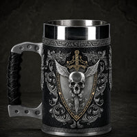 Chope de l'Épée Vaillante en résine avec intérieur en acier inoxydable, motif crâne ailé et bouclier argenté sur fond d’ardoise sombre médiévale.
